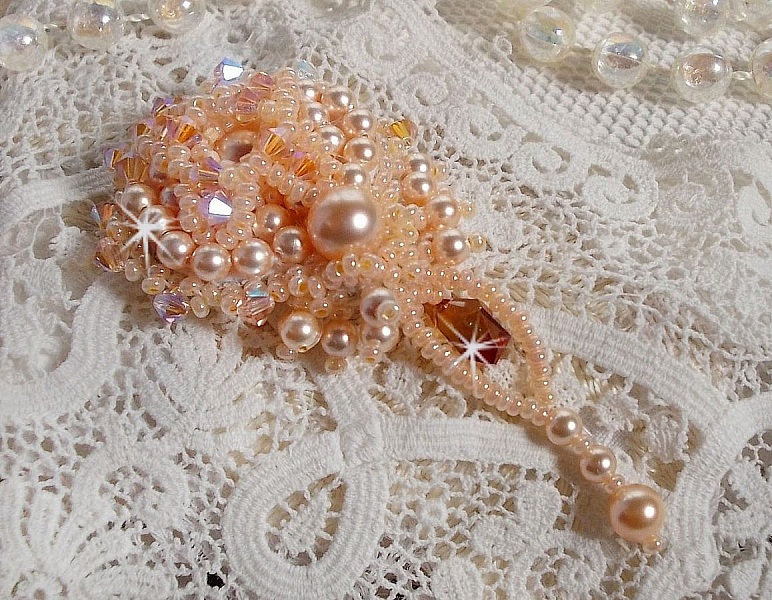 Broche Idylle Beauty brod&eacute;e avec des Cristaux de Swarovski, des perles rondes nacr&eacute;es et des rocailles