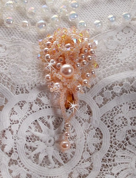 Broche Idylle Beauty brod&eacute;e avec des Cristaux de Swarovski, des perles rondes nacr&eacute;es et des rocailles