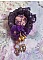 Broche Lady Romantique brod&eacute;e avec une dentelle violine ann&eacute;e 1950 avec un tissu en lin vieux rose brod&eacute; de fleurs et branches en rocailles bord&eacute; d&rsquo;un ruban organza, fleurs, cristaux et breloques