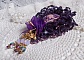 Broche Lady Romantique brod&eacute;e avec une dentelle violine ann&eacute;e 1950 avec un tissu en lin vieux rose brod&eacute; de fleurs et branches en rocailles bord&eacute; d&rsquo;un ruban organza, fleurs, cristaux et breloques