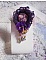 Broche Lady Romantique brod&eacute;e avec une dentelle violine ann&eacute;e 1950 avec un tissu en lin vieux rose brod&eacute; de fleurs et branches en rocailles bord&eacute; d&rsquo;un ruban organza, fleurs, cristaux et breloques