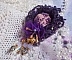 Broche Lady Romantique brod&eacute;e avec une dentelle violine ann&eacute;e 1950 avec un tissu en lin vieux rose brod&eacute; de fleurs et branches en rocailles bord&eacute; d&rsquo;un ruban organza, fleurs, cristaux et breloques