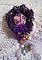 Broche Lady Romantique brod&eacute;e avec une dentelle violine ann&eacute;e 1950 avec un tissu en lin vieux rose brod&eacute; de fleurs et branches en rocailles bord&eacute; d&rsquo;un ruban organza, fleurs, cristaux et breloques