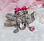 Broche Luna cr&eacute;&eacute;e avec cabochon et clochette verre, pendentifs arabesques m&eacute;tal et perles cristal Swarovski