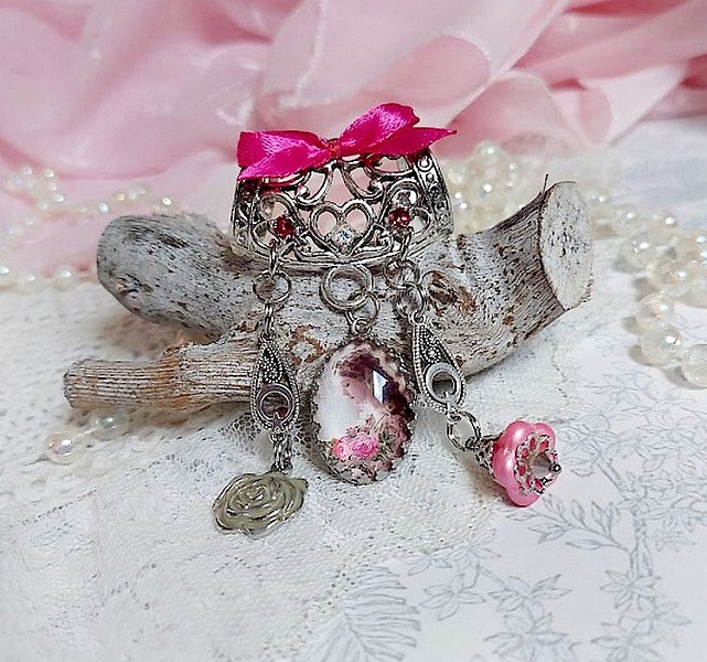 Broche Luna cr&eacute;&eacute;e avec cabochon et clochette verre, pendentifs arabesques m&eacute;tal et perles cristal Swarovski