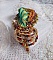 Broche Lune V&eacute;nitienne brod&eacute;e avec un ruban de soie orange, vert et jaune, cristaux, : toupies et chatons. S&rsquo;ajoute &agrave; l&rsquo;ensemble des perles magiques et rocailles sur une broche Dor&eacute; 