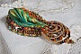 Broche Lune V&eacute;nitienne brod&eacute;e avec un ruban de soie orange, vert et jaune, cristaux, : toupies et chatons. S&rsquo;ajoute &agrave; l&rsquo;ensemble des perles magiques et rocailles sur une broche Dor&eacute; 