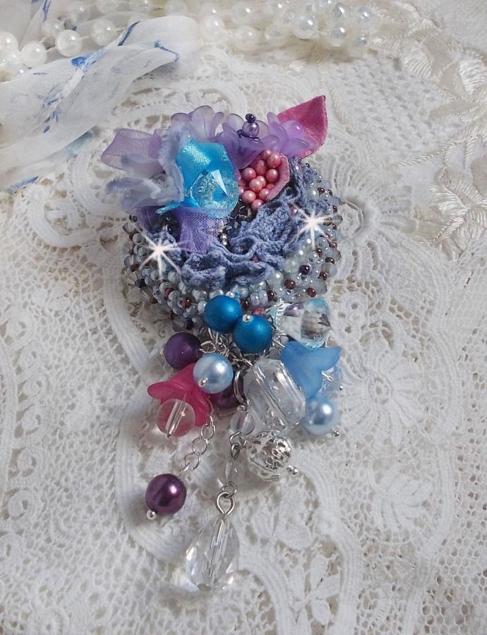Broche Mademoiselle Bluse Haute Couture brod&eacute; avec dentelle Gris perl&eacute;, rubans : satin et organza, fleurs en tissu &agrave; laquelle s&rsquo;ajoute des cristaux : perles, navette, toupies et fleurs en r&eacute;sine