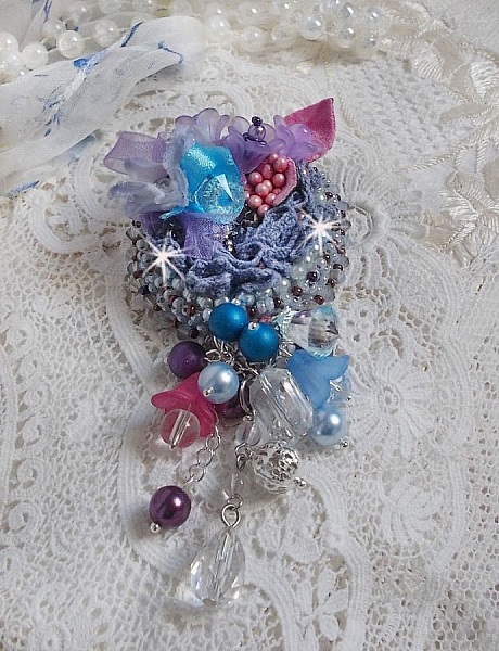 Broche Mademoiselle Bluse Haute Couture brod&eacute; avec dentelle Gris perl&eacute;, rubans : satin et organza, fleurs en tissu &agrave; laquelle s&rsquo;ajoute des cristaux : perles, navette, toupies et fleurs en r&eacute;sine