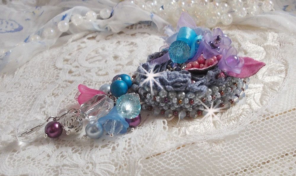 Broche Mademoiselle Bluse Haute Couture brod&eacute; avec dentelle Gris perl&eacute;, rubans : satin et organza, fleurs en tissu &agrave; laquelle s&rsquo;ajoute des cristaux : perles, navette, toupies et fleurs en r&eacute;sine