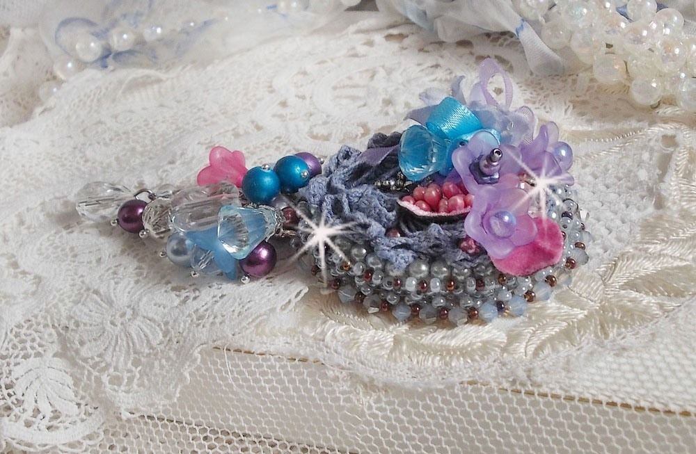 Broche Mademoiselle Bluse Haute Couture brod&eacute; avec dentelle Gris perl&eacute;, rubans : satin et organza, fleurs en tissu &agrave; laquelle s&rsquo;ajoute des cristaux : perles, navette, toupies et fleurs en r&eacute;sine
