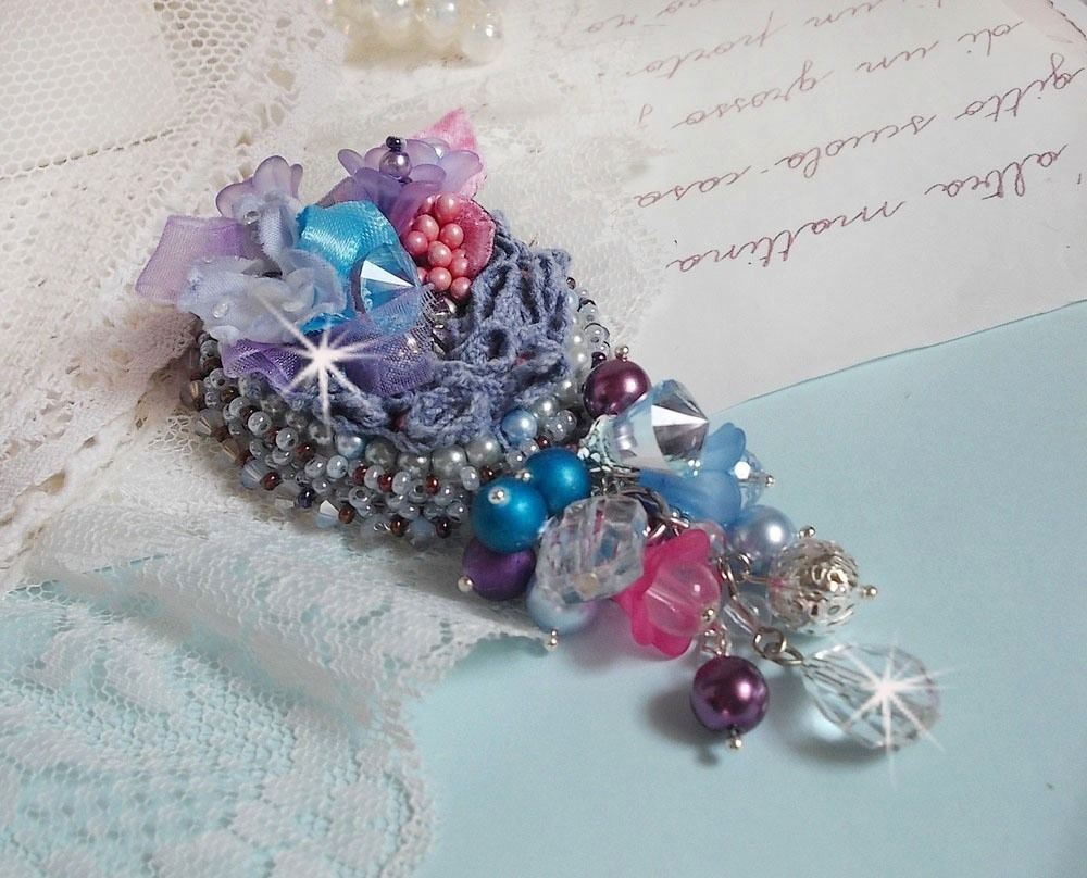 Broche Mademoiselle Bluse Haute Couture brod&eacute; avec dentelle Gris perl&eacute;, rubans : satin et organza, fleurs en tissu &agrave; laquelle s&rsquo;ajoute des cristaux : perles, navette, toupies et fleurs en r&eacute;sine