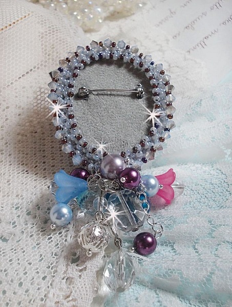 Broche Mademoiselle Bluse Haute Couture brod&eacute; avec dentelle Gris perl&eacute;, rubans : satin et organza, fleurs en tissu &agrave; laquelle s&rsquo;ajoute des cristaux : perles, navette, toupies et fleurs en r&eacute;sine