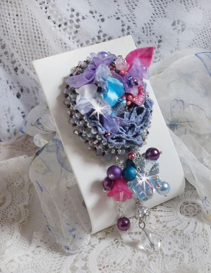Broche Mademoiselle Bluse Haute Couture brod&eacute; avec dentelle Gris perl&eacute;, rubans : satin et organza, fleurs en tissu &agrave; laquelle s&rsquo;ajoute des cristaux : perles, navette, toupies et fleurs en r&eacute;sine