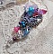 Broche Mademoiselle Bluse Haute Couture brod&eacute; avec dentelle Gris perl&eacute;, rubans : satin et organza, fleurs en tissu &agrave; laquelle s&rsquo;ajoute des cristaux : perles, navette, toupies et fleurs en r&eacute;sine