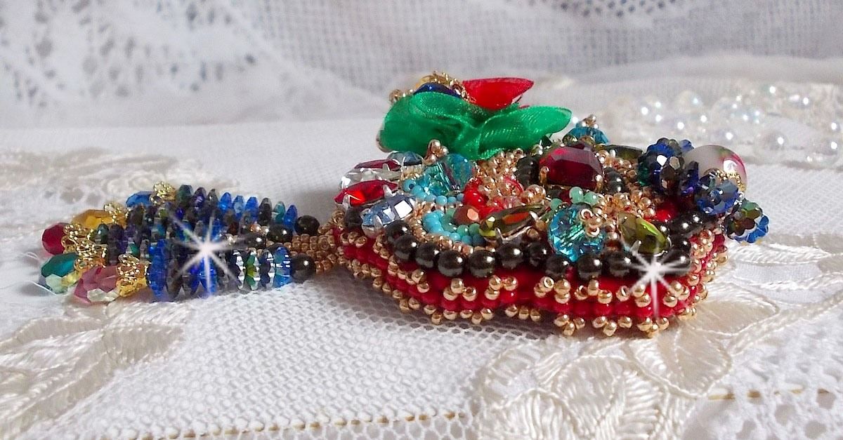 Broche Mia Haute-Couture brod&eacute;e avec des Cristaux de Swarovski, un cabochon vintage des ann&eacute;es 1960, des fleurs Lucite, des perles rondes nacr&eacute;es et des rocailles, 
