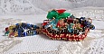 Broche Mia Haute-Couture brod&eacute;e avec des Cristaux de Swarovski, un cabochon vintage des ann&eacute;es 1960, des fleurs Lucite, des perles rondes nacr&eacute;es et des rocailles, 