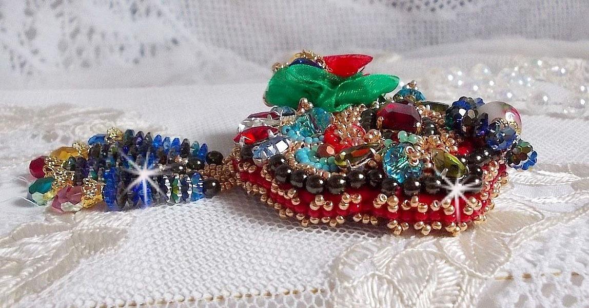 Broche Mia Haute-Couture brod&eacute;e avec des Cristaux de Swarovski, un cabochon vintage des ann&eacute;es 1960, des fleurs Lucite, des perles rondes nacr&eacute;es et des rocailles, 
