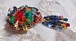 Broche Mia Haute-Couture brod&eacute;e avec des Cristaux de Swarovski, un cabochon vintage des ann&eacute;es 1960, des fleurs Lucite, des perles rondes nacr&eacute;es et des rocailles, 