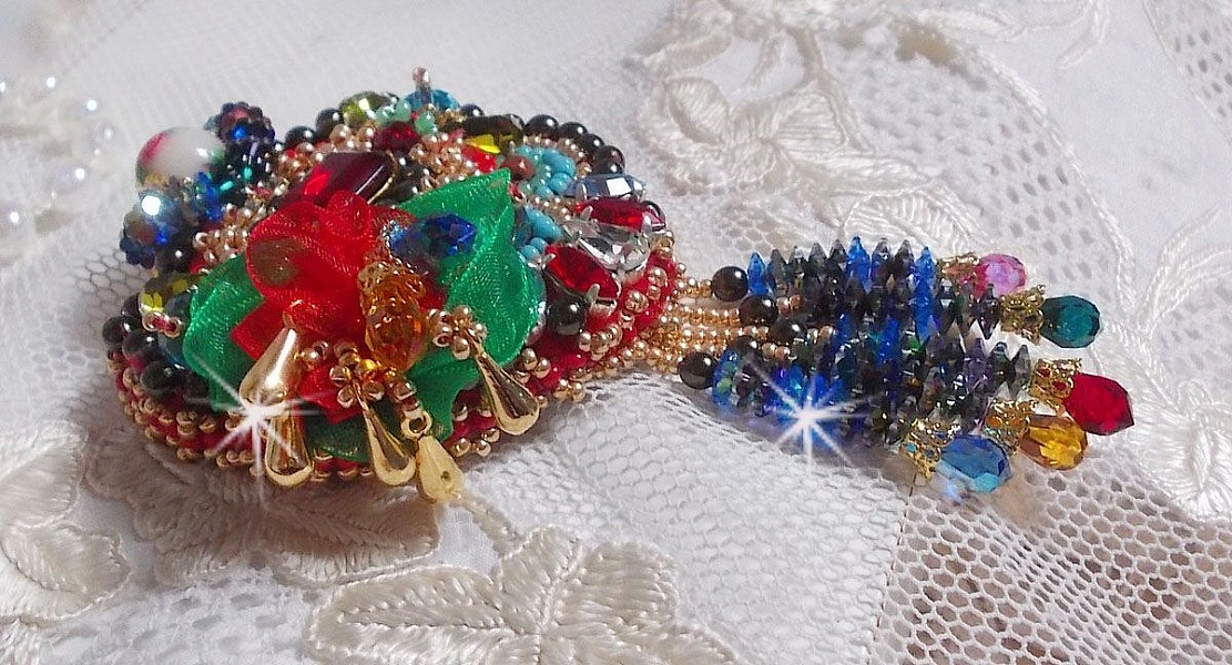 Broche Mia Haute-Couture brod&eacute;e avec des Cristaux de Swarovski, un cabochon vintage des ann&eacute;es 1960, des fleurs Lucite, des perles rondes nacr&eacute;es et des rocailles, 