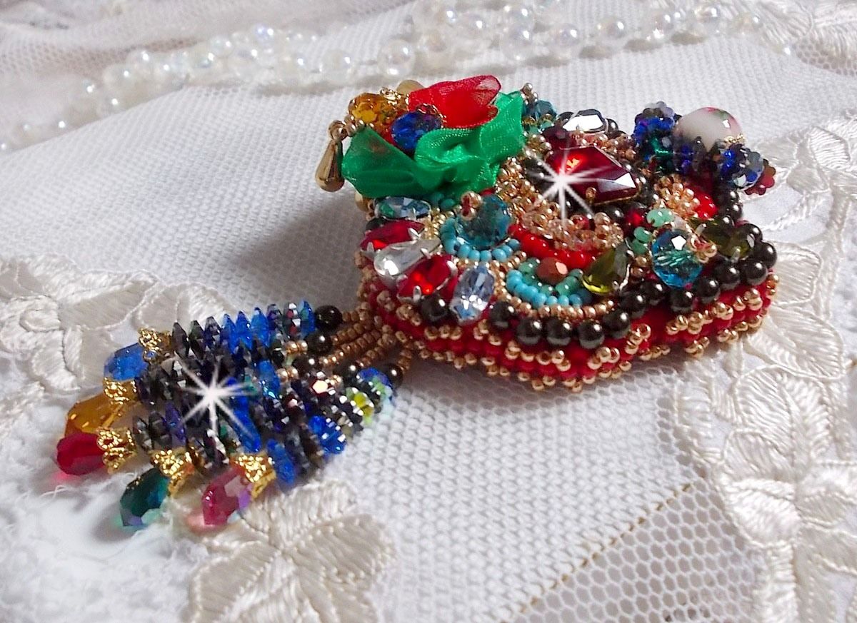 Broche Mia Haute-Couture brod&eacute;e avec des Cristaux de Swarovski, un cabochon vintage des ann&eacute;es 1960, des fleurs Lucite, des perles rondes nacr&eacute;es et des rocailles, 