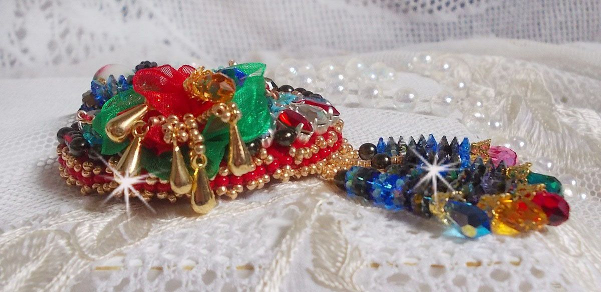 Broche Mia Haute-Couture brod&eacute;e avec des Cristaux de Swarovski, un cabochon vintage des ann&eacute;es 1960, des fleurs Lucite, des perles rondes nacr&eacute;es et des rocailles, 