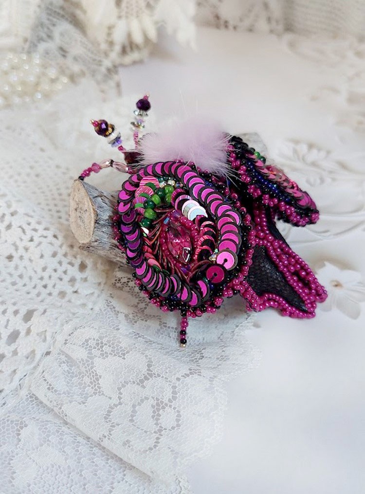 Broche insecte brodée rose fuchsia et noir perlée.