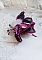 Broche insecte artisanale brodée en perles fuchsia et noir.