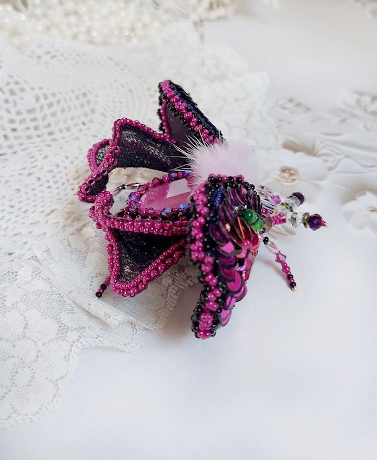Broche insecte brodée rose fuchsia et noir perlée.