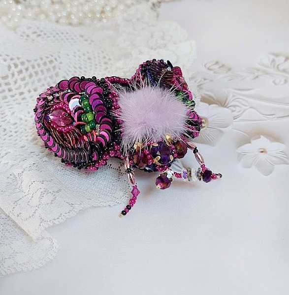 Broche insecte brodée rose fuchsia et noir perlée artisanale.
