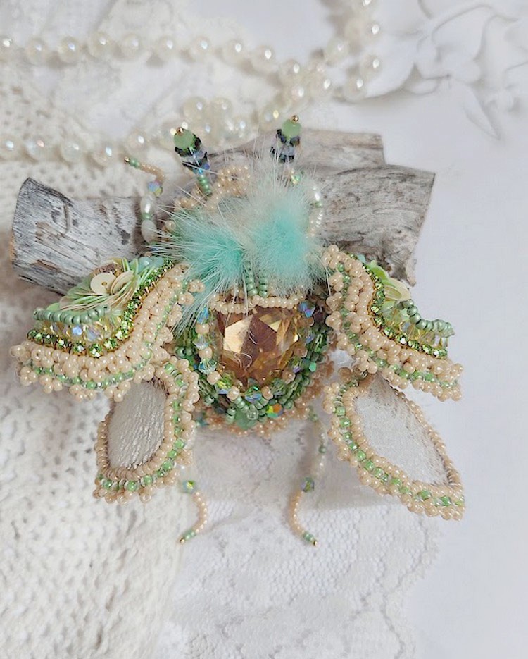 Broche insecte brodée de perles, sequins et cristaux Swarovski.