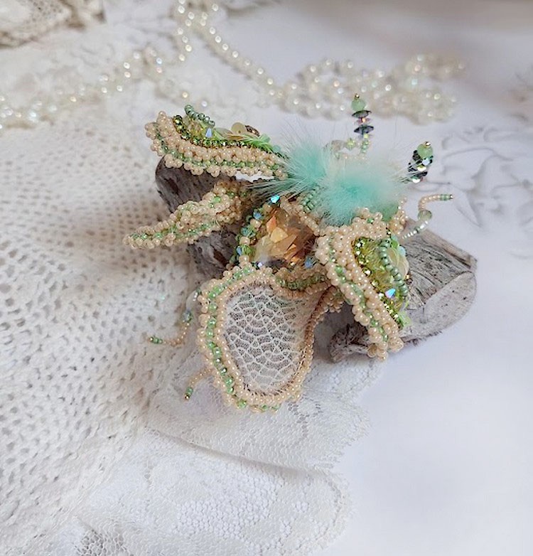 Broche insecte artisanale brodée de perles, sequins et dentelle.