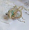Broche artisanale en forme d'insecte brodée de perles délicates.