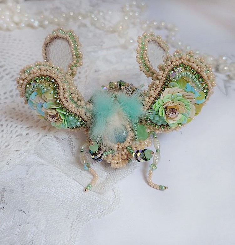 Broche artisanale Mouchon brodée de perles, sequins et cristaux.