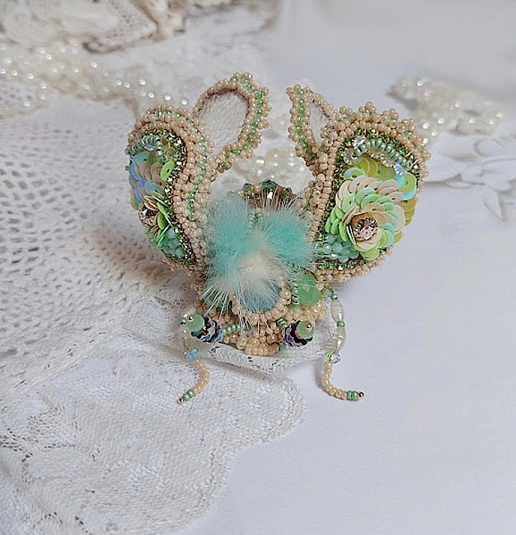 Broche artisanale Mouchon brodée de perles, sequins et cristaux.