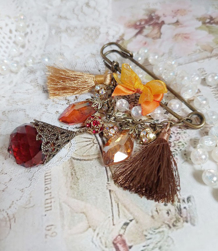 Broche Méline des Bois avec strass, pompons et perles.