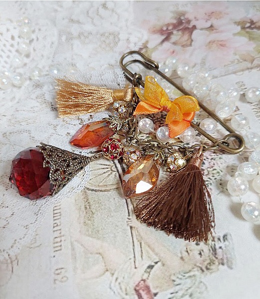 Broche Méline des Bois avec strass, pompons et perles.