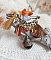Broche artisanale automnale avec strass, pompons et gouttes verre.