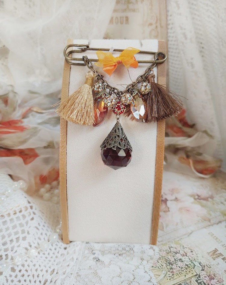 Broche épingle bohème avec strass, pompons et perles verre.