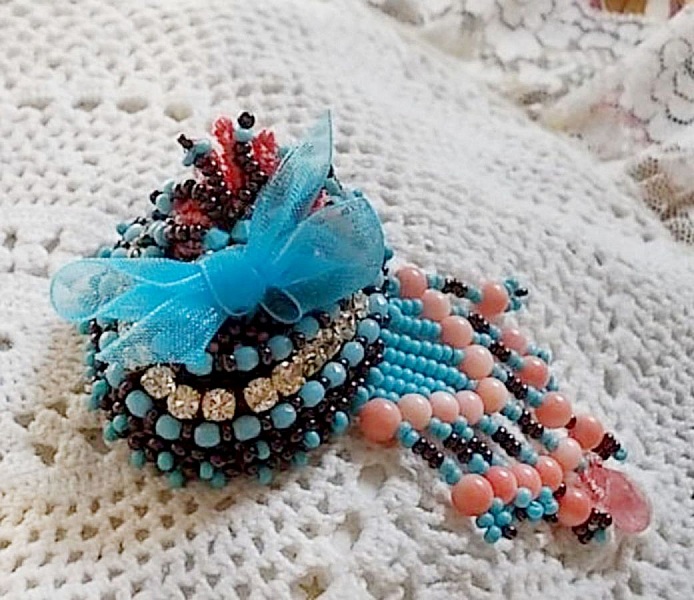 Broche Na&iuml;ade brod&eacute;e avec des perles de gemmes : le Turquoise Hudei et les perles rondes Corail Light, chatons, facettes, gouttes plates en verre de boh&egrave;me, rocailles, support de broche et cuir  
