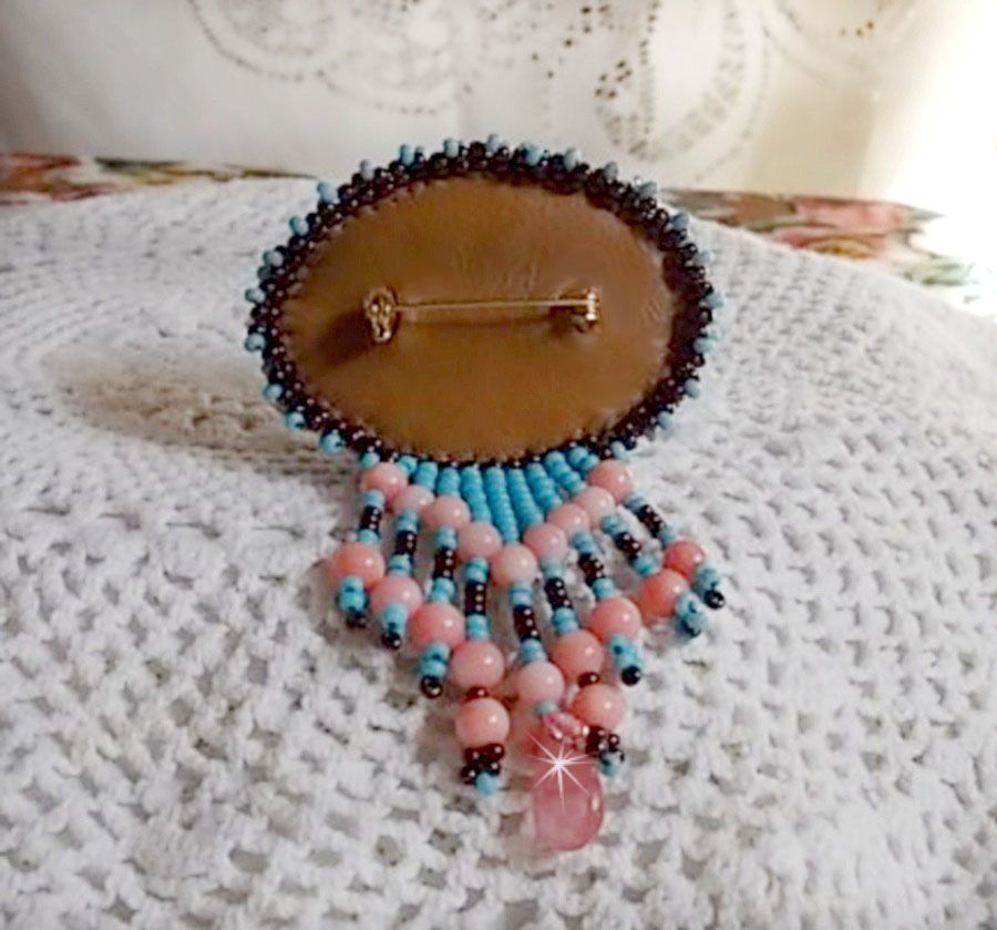 Broche Na&iuml;ade brod&eacute;e avec des perles de gemmes : le Turquoise Hudei et les perles rondes Corail Light, chatons, facettes, gouttes plates en verre de boh&egrave;me, rocailles, support de broche et cuir  