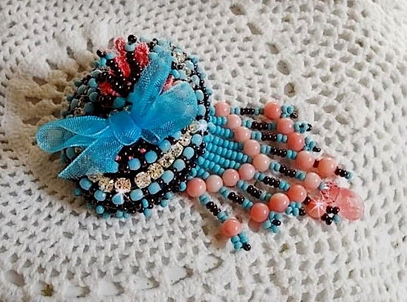 Broche Na&iuml;ade brod&eacute;e avec des perles de gemmes : le Turquoise Hudei et les perles rondes Corail Light, chatons, facettes, gouttes plates en verre de boh&egrave;me, rocailles, support de broche et cuir  