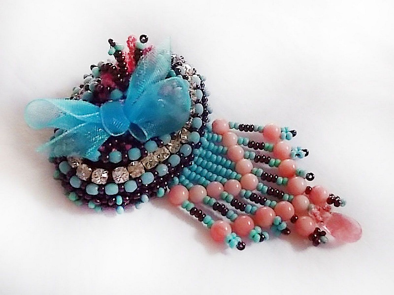 Broche Na&iuml;ade brod&eacute;e avec des perles de gemmes : le Turquoise Hudei et les perles rondes Corail Light, chatons, facettes, gouttes plates en verre de boh&egrave;me, rocailles, support de broche et cuir  