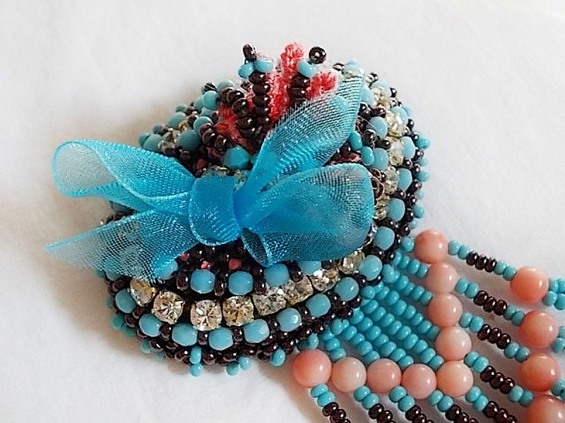 Broche Na&iuml;ade brod&eacute;e avec des perles de gemmes : le Turquoise Hudei et les perles rondes Corail Light, chatons, facettes, gouttes plates en verre de boh&egrave;me, rocailles, support de broche et cuir  