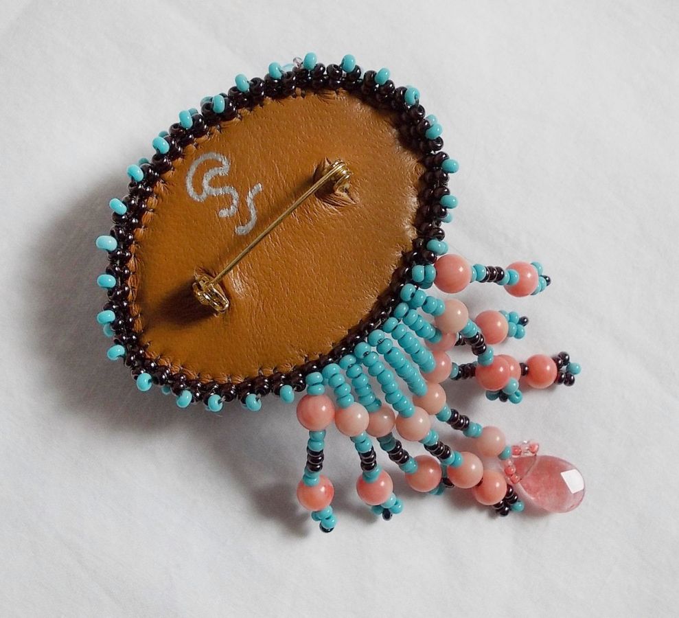 Broche Na&iuml;ade brod&eacute;e avec des perles de gemmes : le Turquoise Hudei et les perles rondes Corail Light, chatons, facettes, gouttes plates en verre de boh&egrave;me, rocailles, support de broche et cuir  