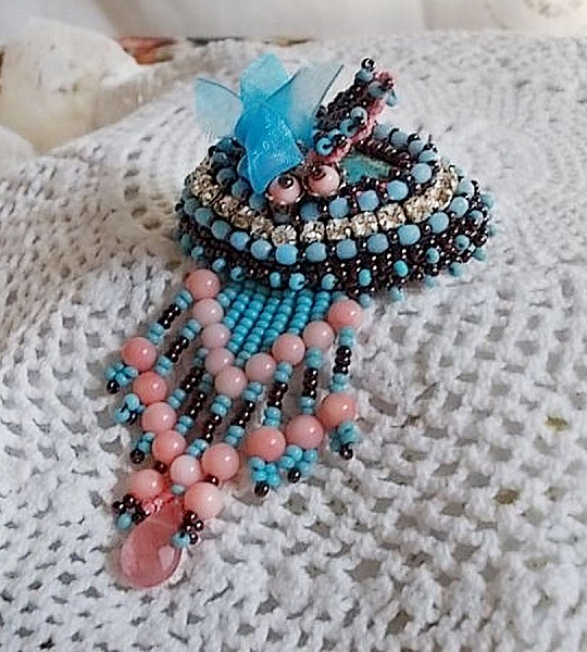 Broche Na&iuml;ade brod&eacute;e avec des perles de gemmes : le Turquoise Hudei et les perles rondes Corail Light, chatons, facettes, gouttes plates en verre de boh&egrave;me, rocailles, support de broche et cuir  