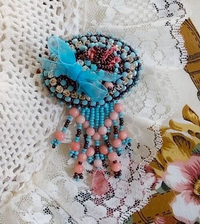Broche Na&iuml;ade brod&eacute;e avec des perles de gemmes : le Turquoise Hudei et les perles rondes Corail Light, chatons, facettes, gouttes plates en verre de boh&egrave;me, rocailles, support de broche et cuir  