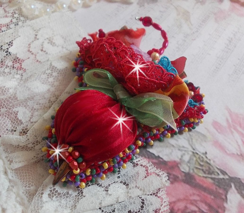Broche Ombrelle Rubis brod&eacute;e avec un ruban de soie Rouge, des cristaux de Swarovski, des fleurs Lucite, des perles en verre de Boh&egrave;me et des rocailles