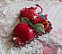 Broche Ombrelle Rubis brod&eacute;e avec un ruban de soie Rouge, des cristaux de Swarovski, des fleurs Lucite, des perles en verre de Boh&egrave;me et des rocailles