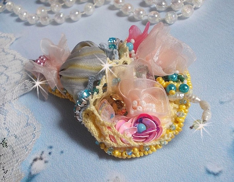 Broche ombrelle artisanale fleurie en perles, rubans et dentelle.